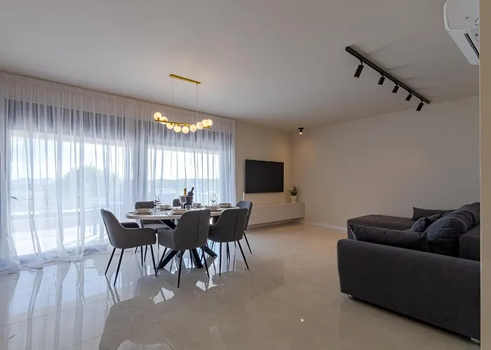 Panoramica W Balcony And Swimming Pool *