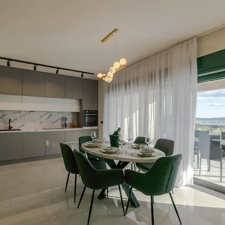 شقة Panoramica W Balcony And Swimming Pool زادار