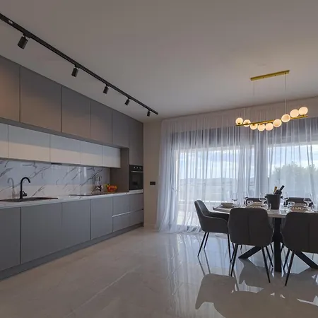 Panoramica W Balcony And Swimming Pool * זאדאר