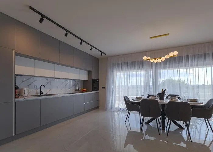 Panoramica W Balcony And Swimming Pool * זאדאר
